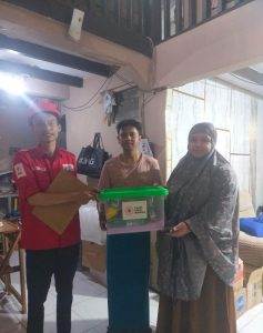 PMI Beri Bantuan Ke Rumah Rusak Akibat Angin Di Depok Jaya