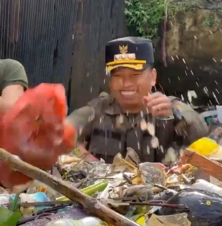 Walikota Depok Turun Ke Kali Bersihkan Sampah