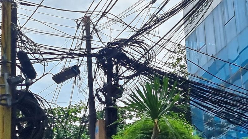 Pemkot Depok Tertibkan Kabel Udara, Targetkan Tuntas Tahun Ini