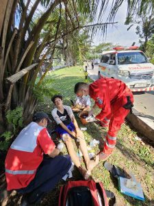 Ambulance PMI datang cepat Menolong Korban Kecelakaan