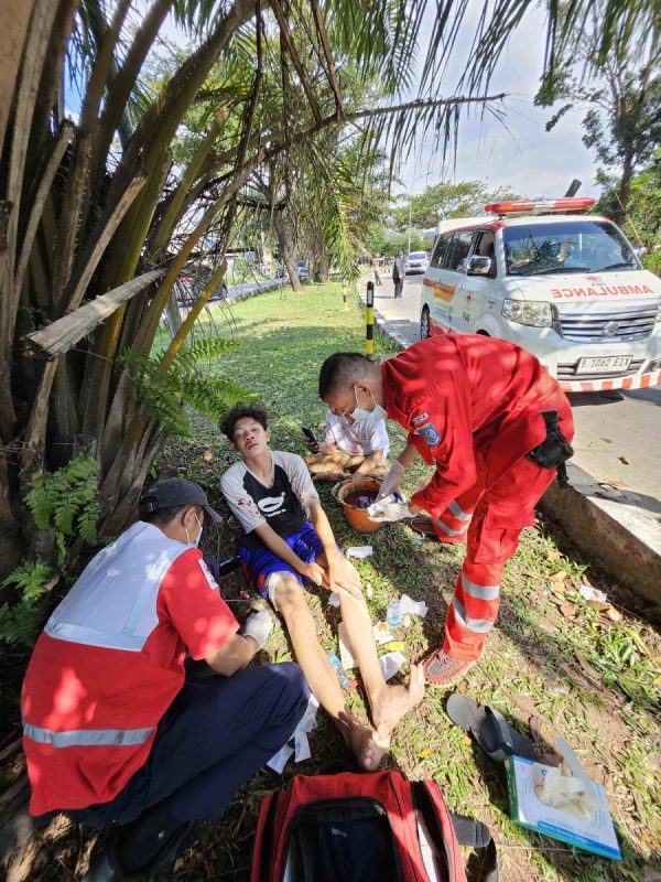 Ambulance PMI datang cepat Menolong Korban Kecelakaan