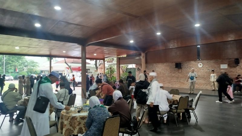 Momen Haru! Jamaah Umroh KIAS Travel Pulang ke Tanah Air, Disambut Peluk Hangat Keluarga